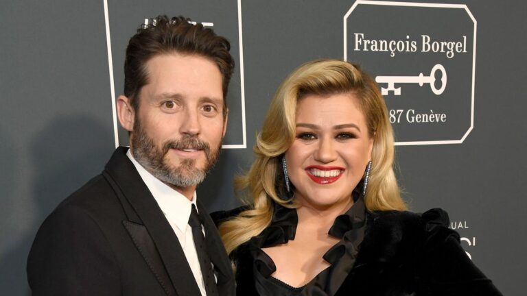 Who is Kelly Clarkson Dating?